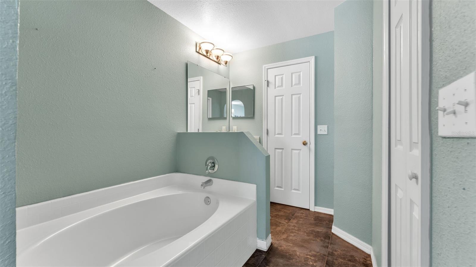 1429 COUNTRY CHASE DR