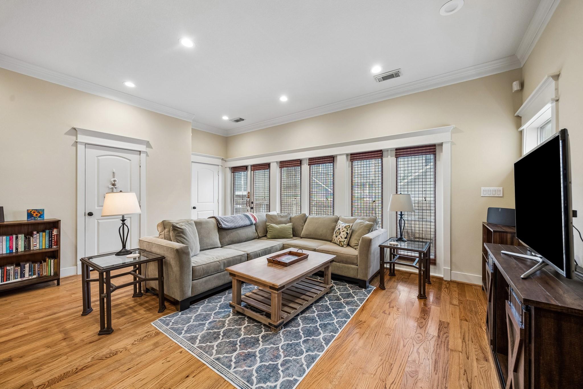 1017 W 16th Street W