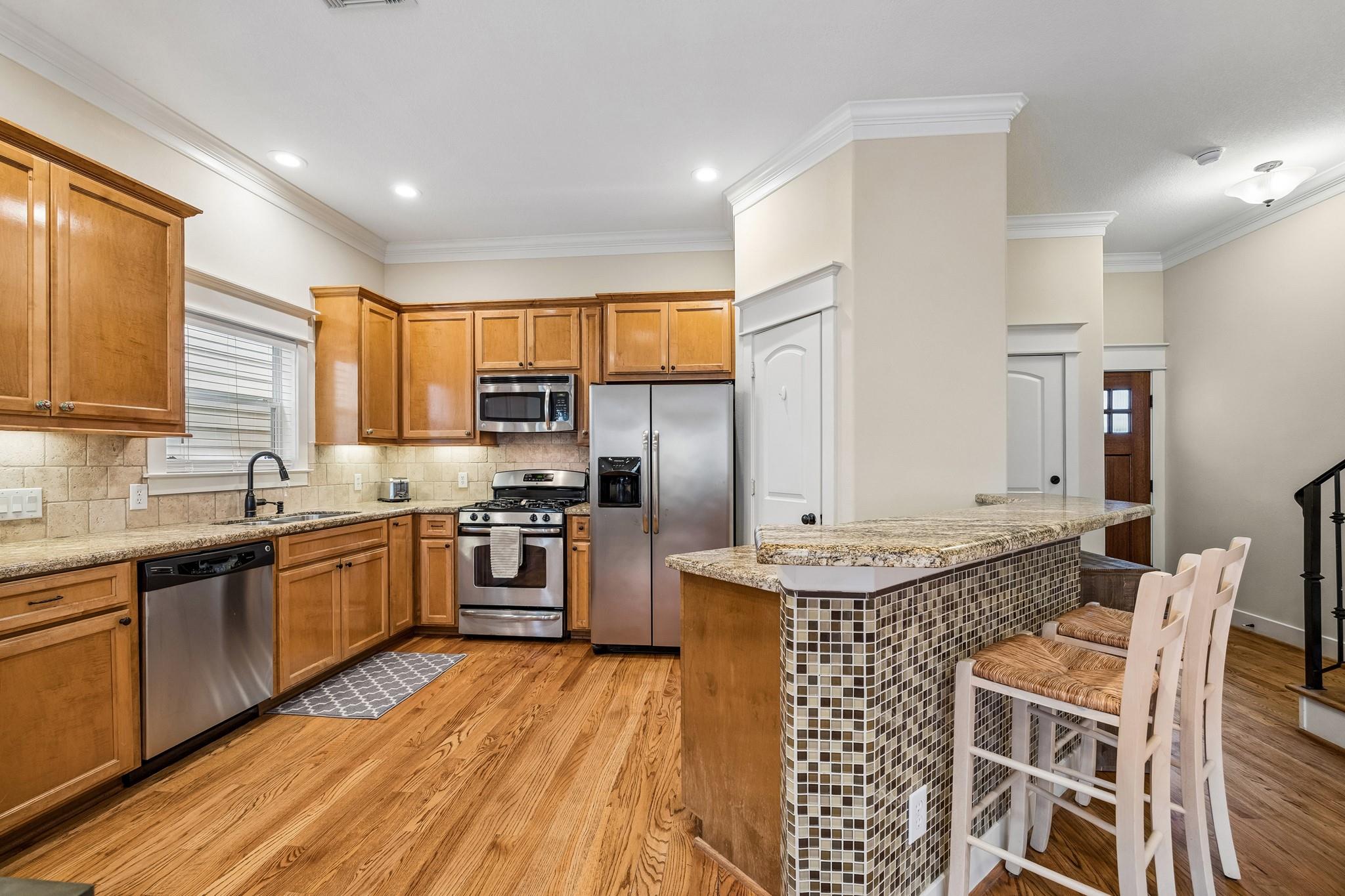 1017 W 16th Street W