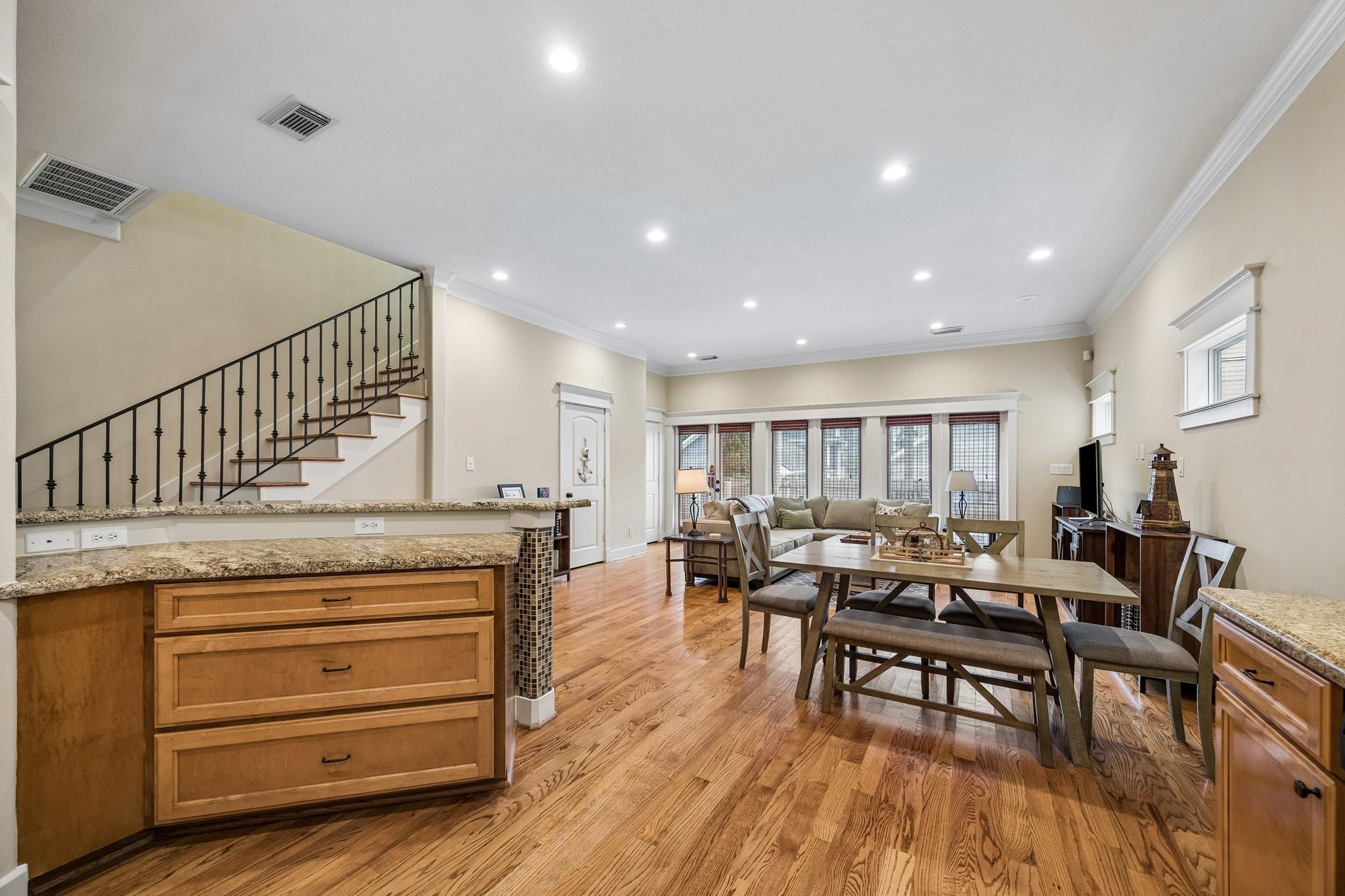 1017 W 16th Street W