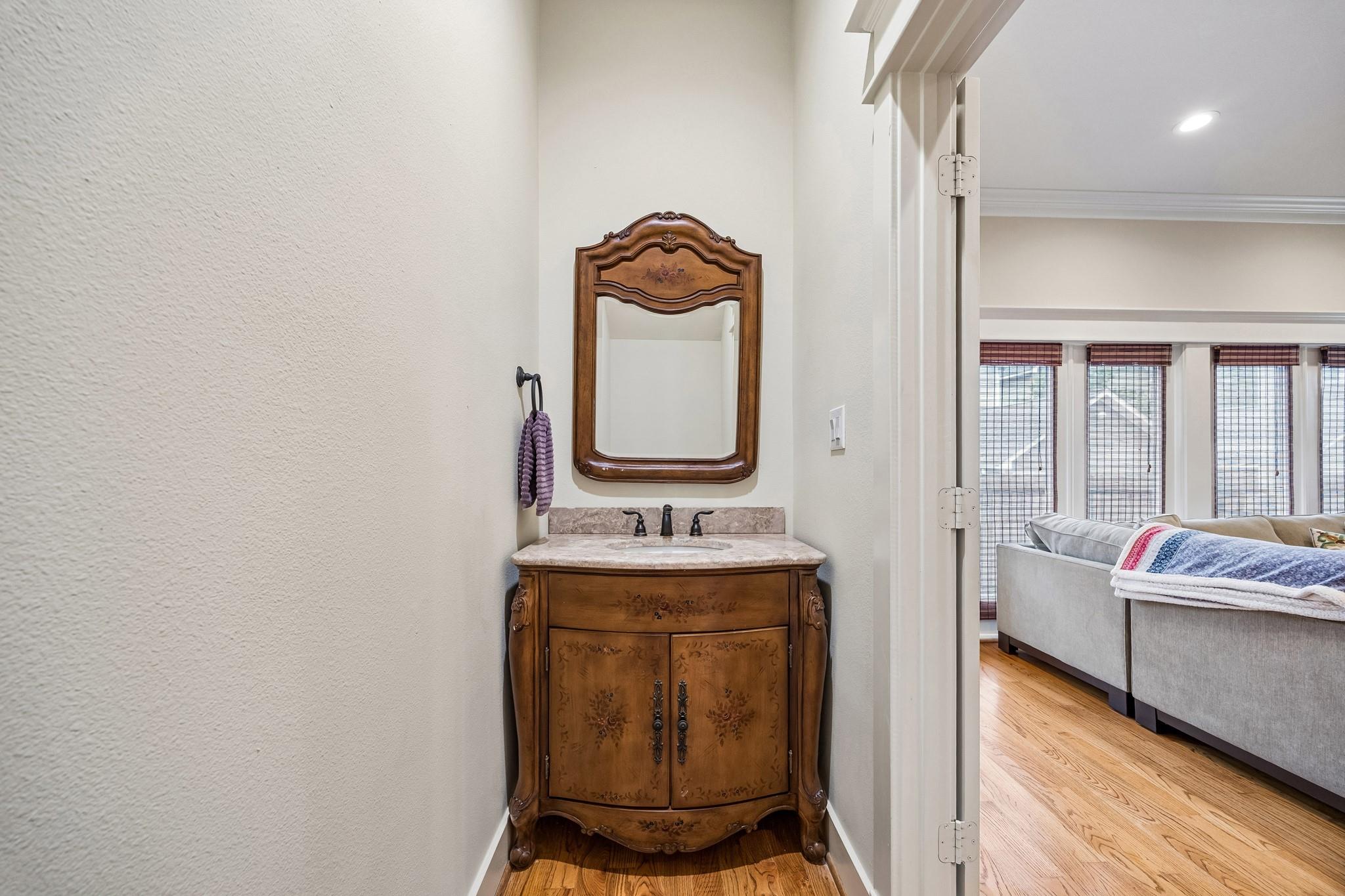 1017 W 16th Street W