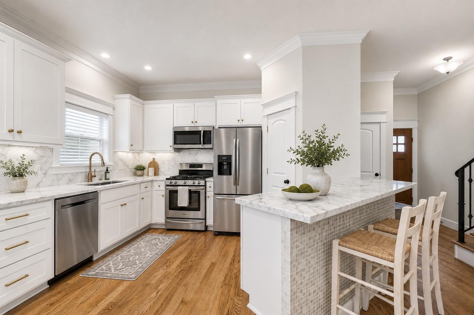 1017 W 16th Street W