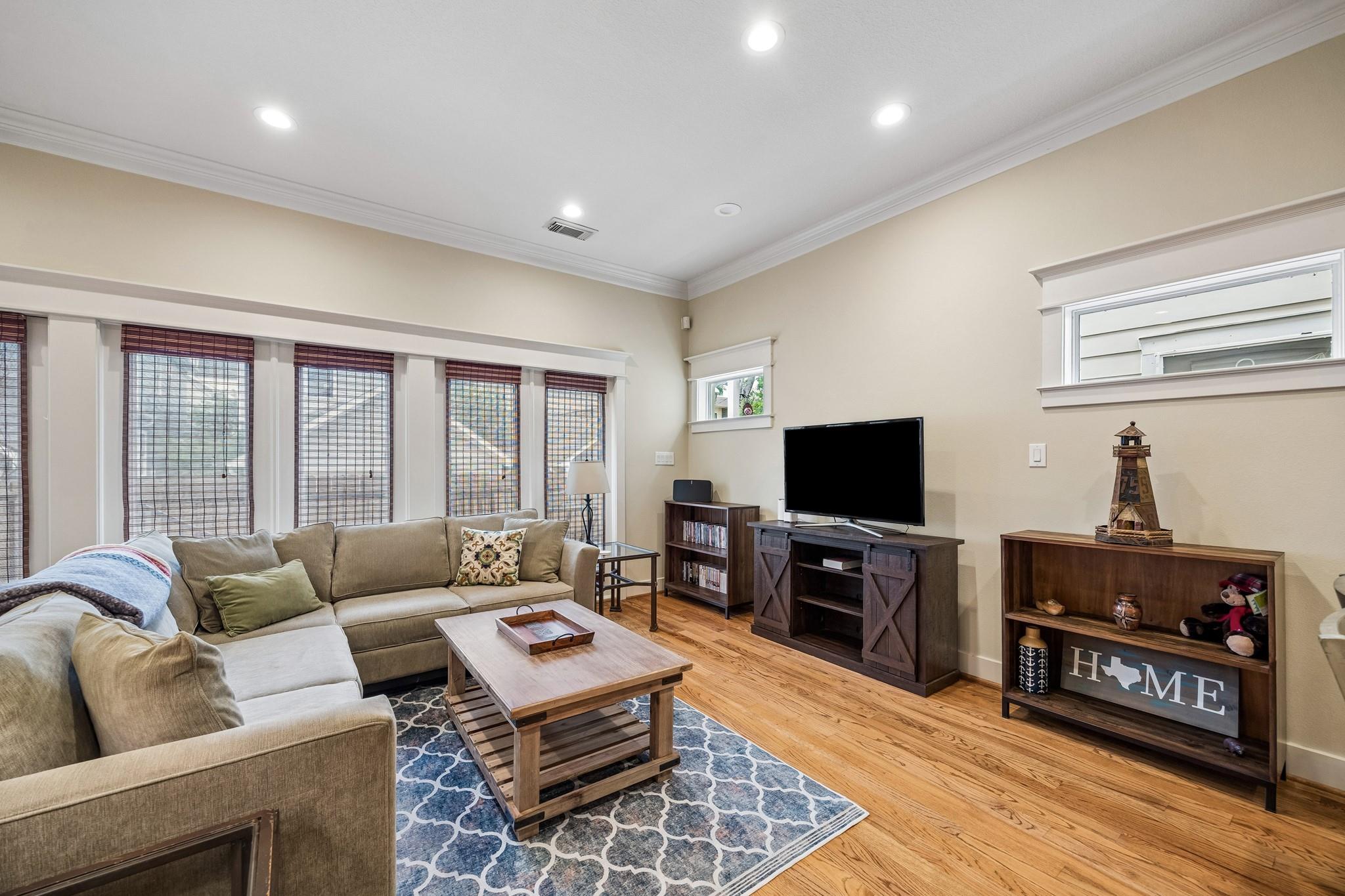 1017 W 16th Street W