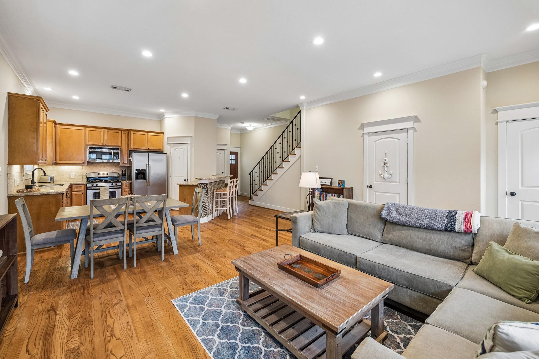 1017 W 16th Street W