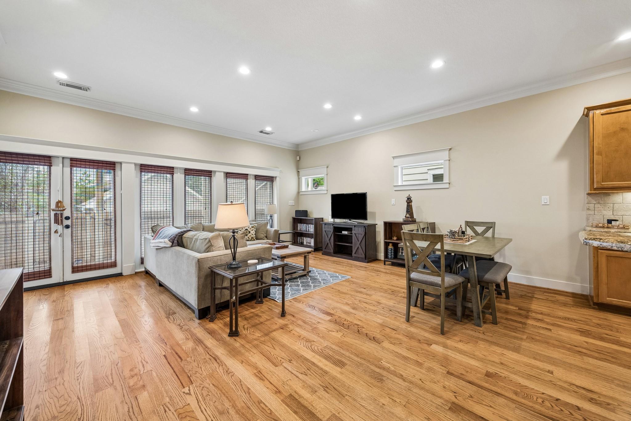 1017 W 16th Street W