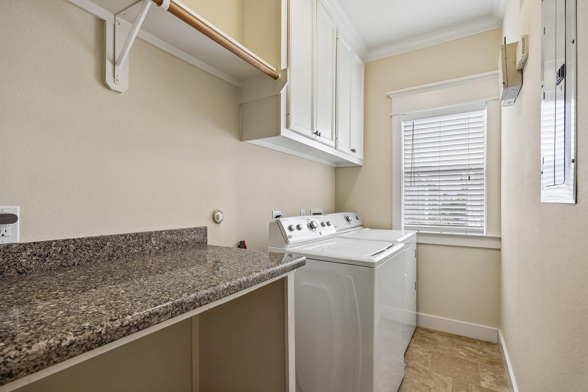 1017 W 16th Street W