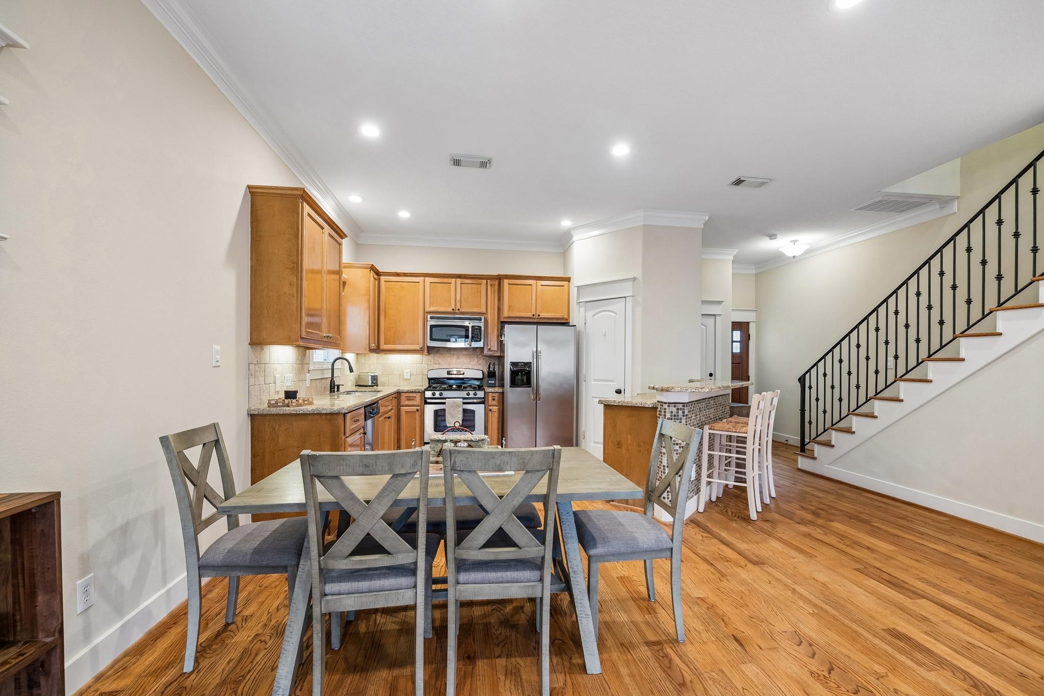 1017 W 16th Street W