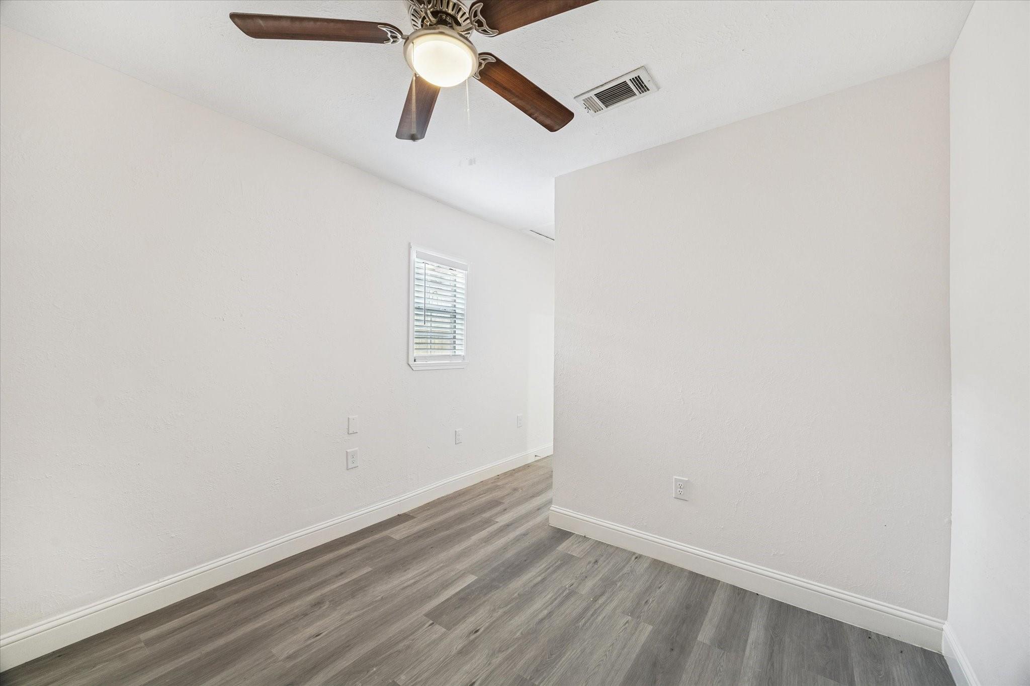 129 E 6th Street, Deer Park