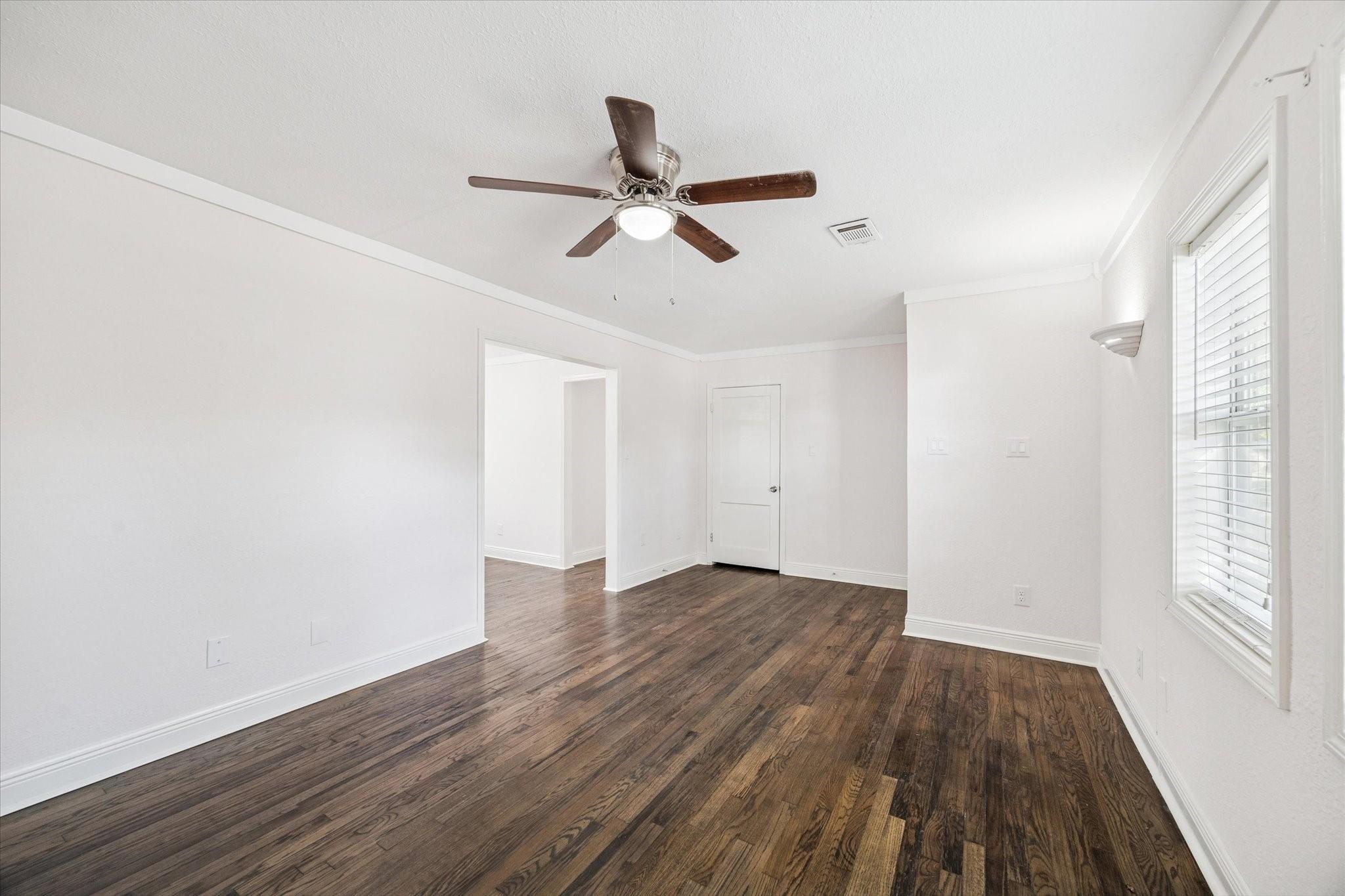 129 E 6th Street, Deer Park