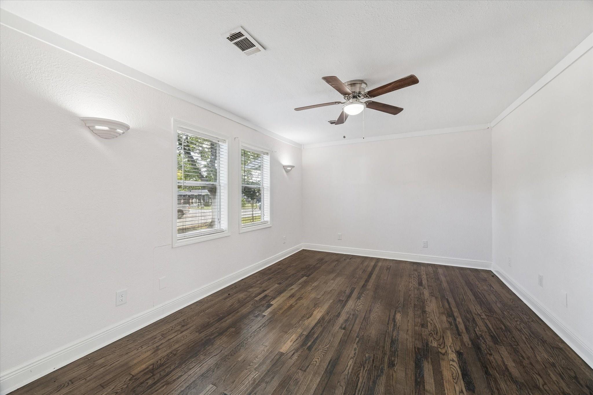 129 E 6th Street, Deer Park