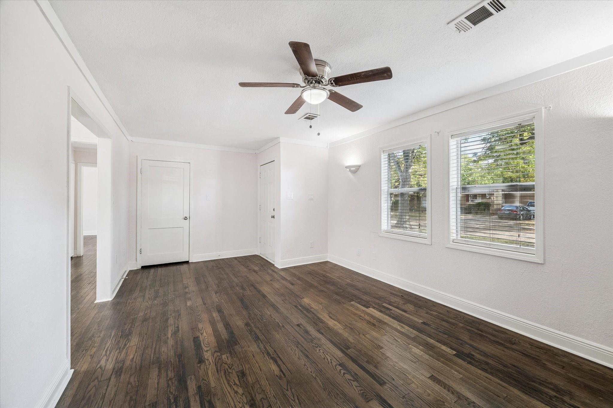 129 E 6th Street, Deer Park