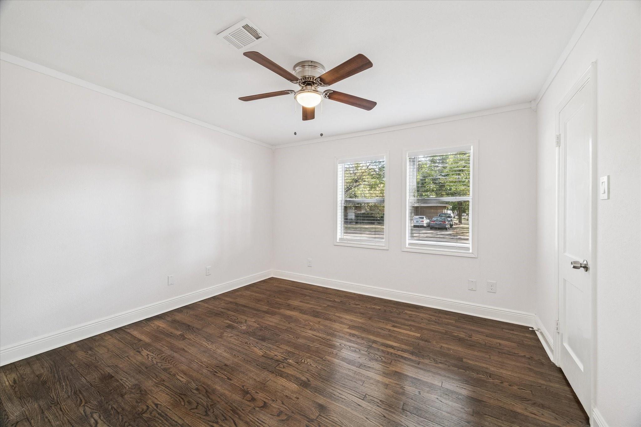 129 E 6th Street, Deer Park