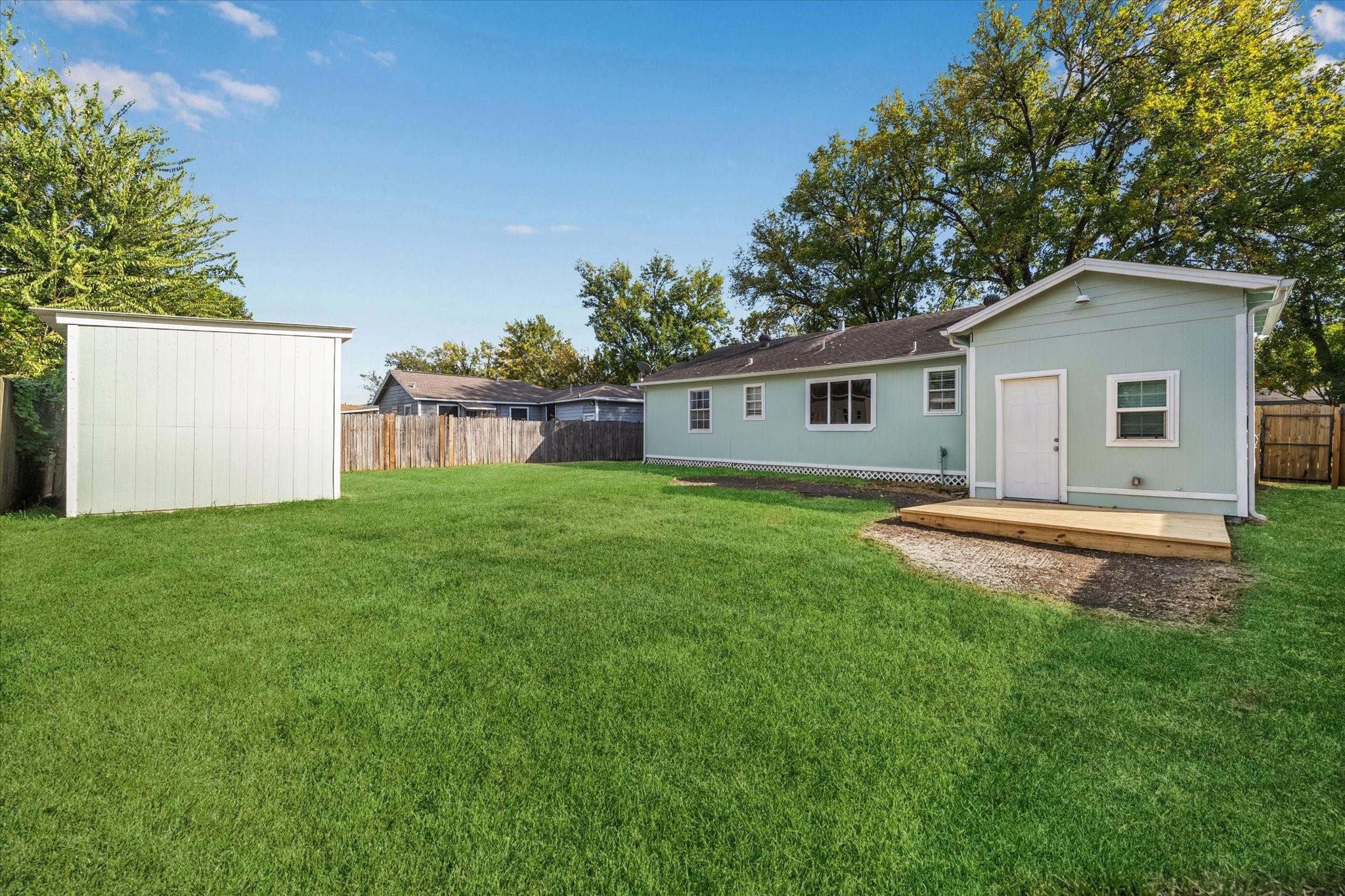 129 E 6th Street, Deer Park