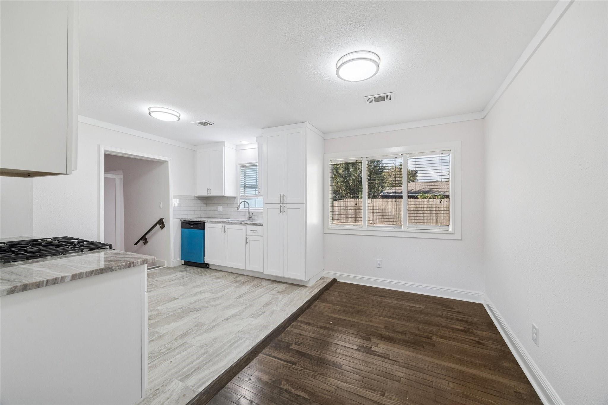 129 E 6th Street, Deer Park