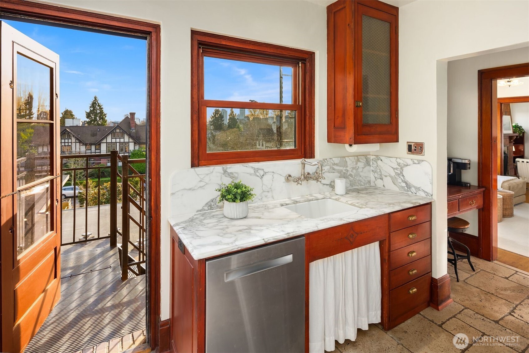 1112 Broadway E Unit: 402