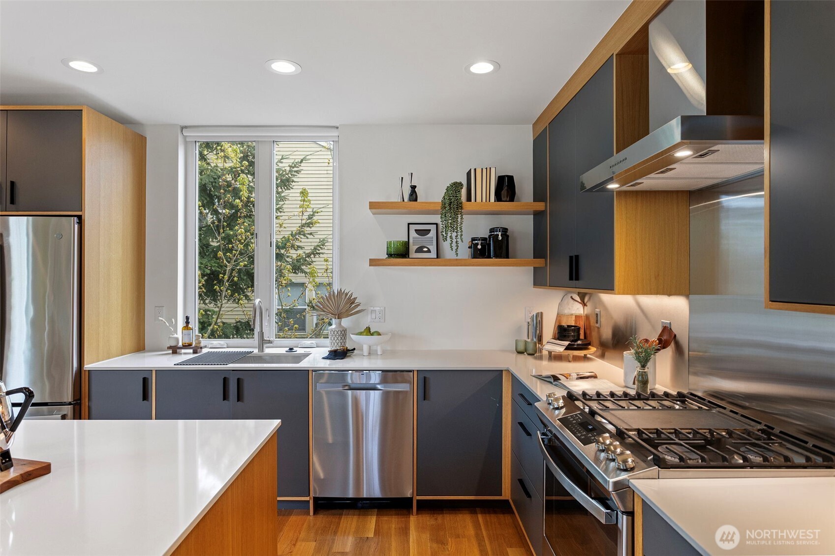 2314 Thorndyke Avenue W Unit: E