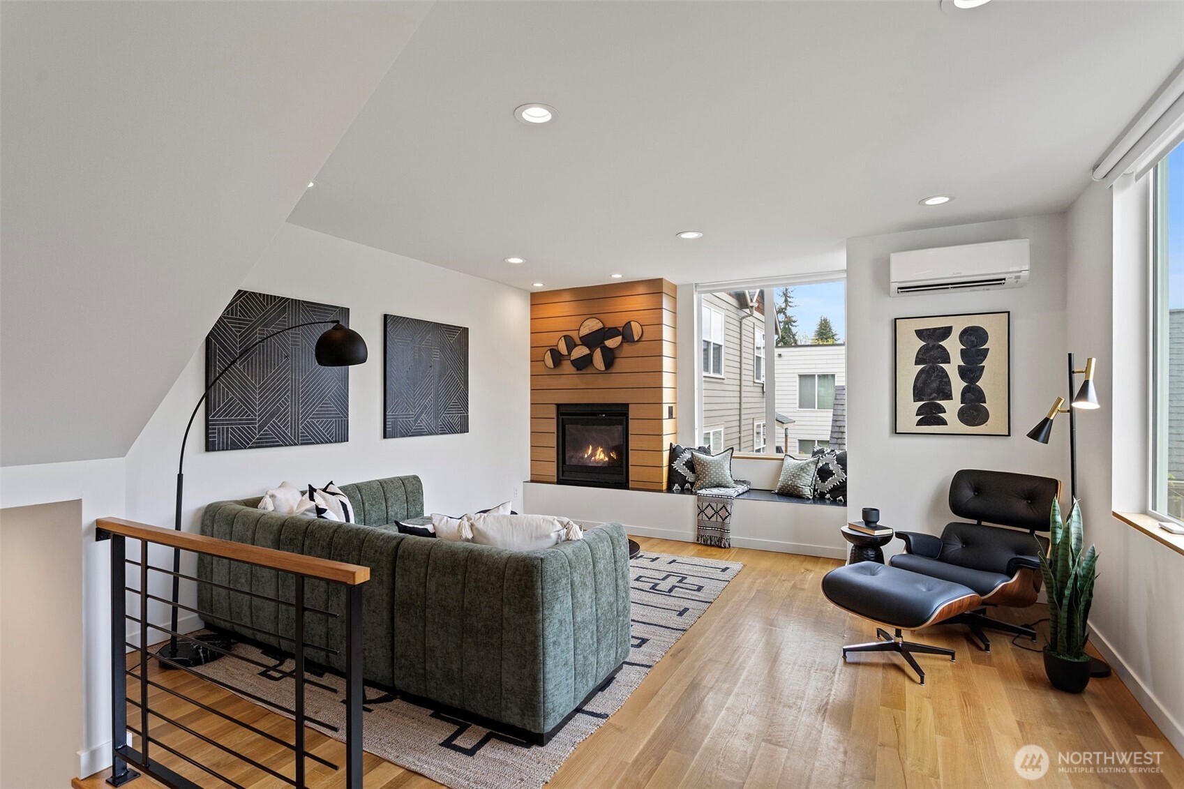 2314 Thorndyke Avenue W Unit: E