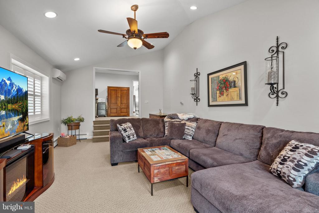 1909 PALOMINO DRIVE