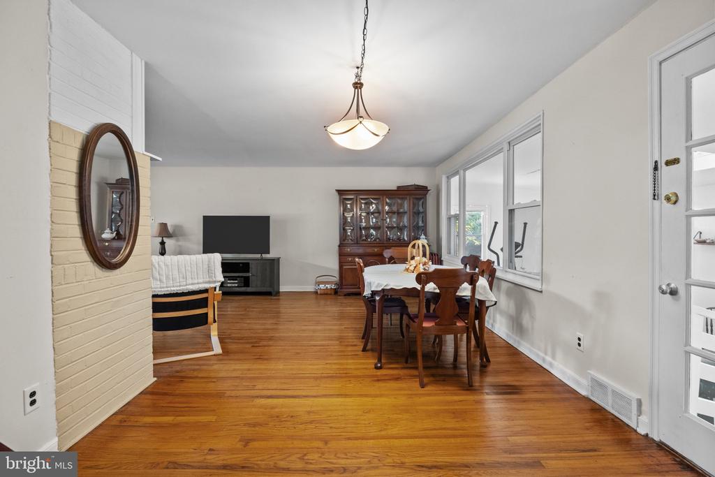 511 HEDGEROW LANE