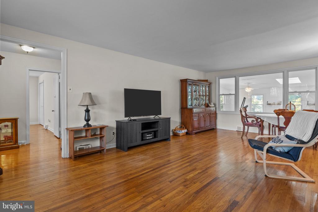 511 HEDGEROW LANE