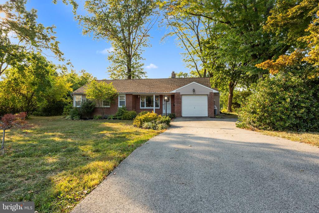 511 HEDGEROW LANE