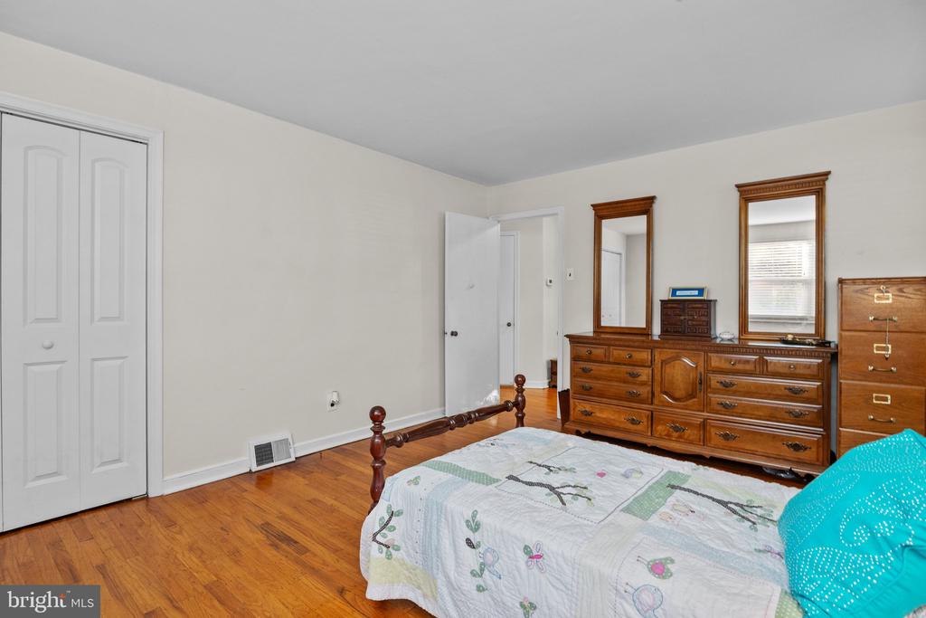 511 HEDGEROW LANE