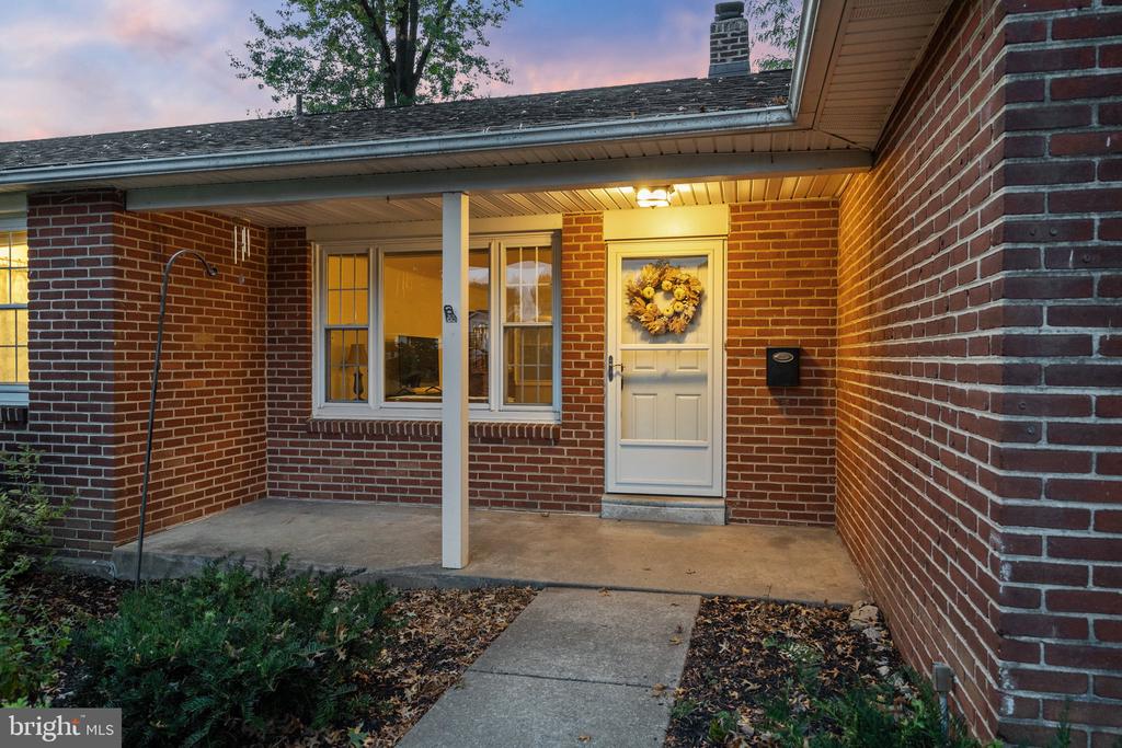 511 HEDGEROW LANE