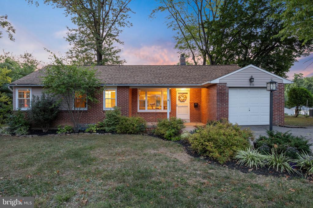 511 HEDGEROW LANE
