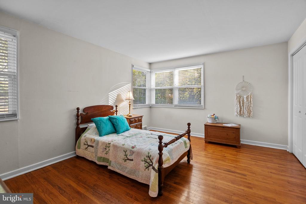 511 HEDGEROW LANE