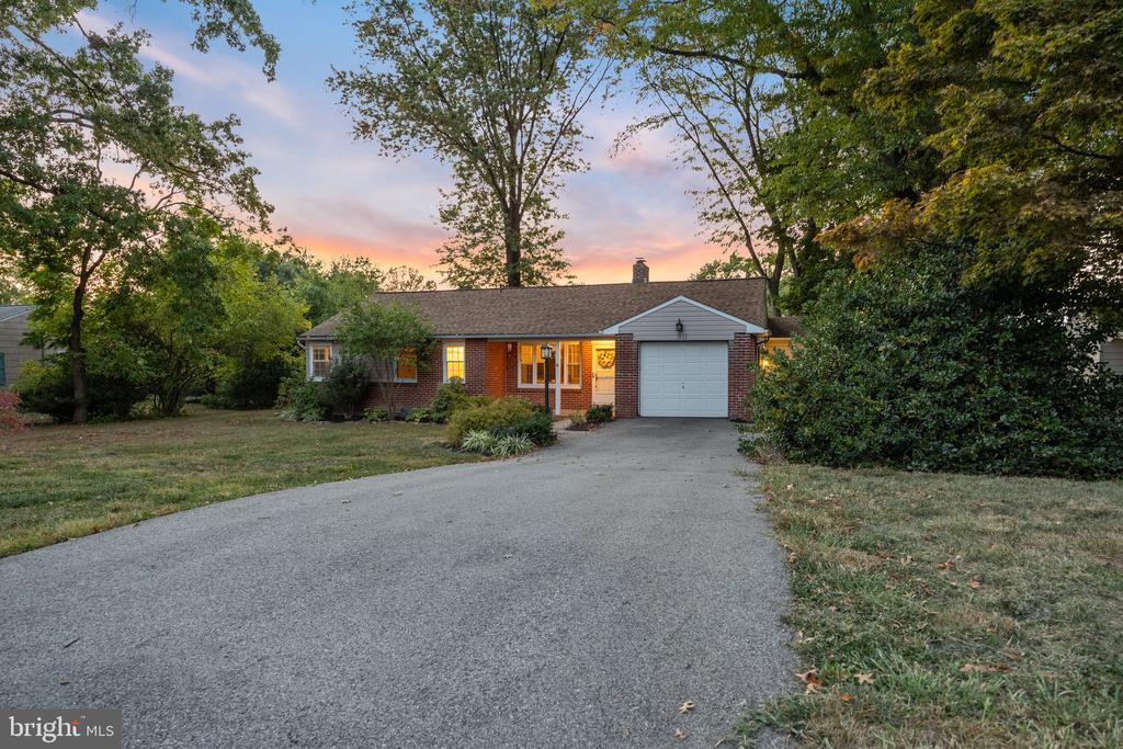 511 HEDGEROW LANE