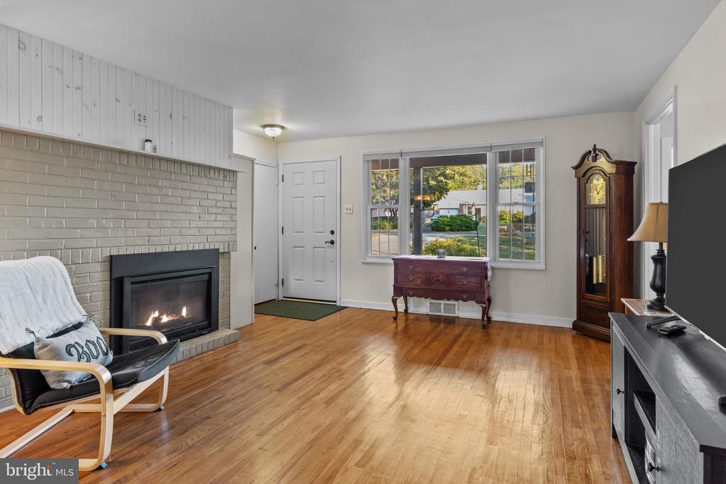 511 HEDGEROW LANE