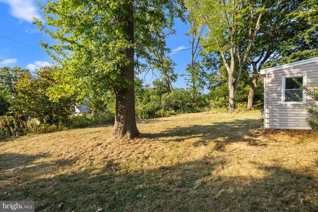 511 HEDGEROW LANE