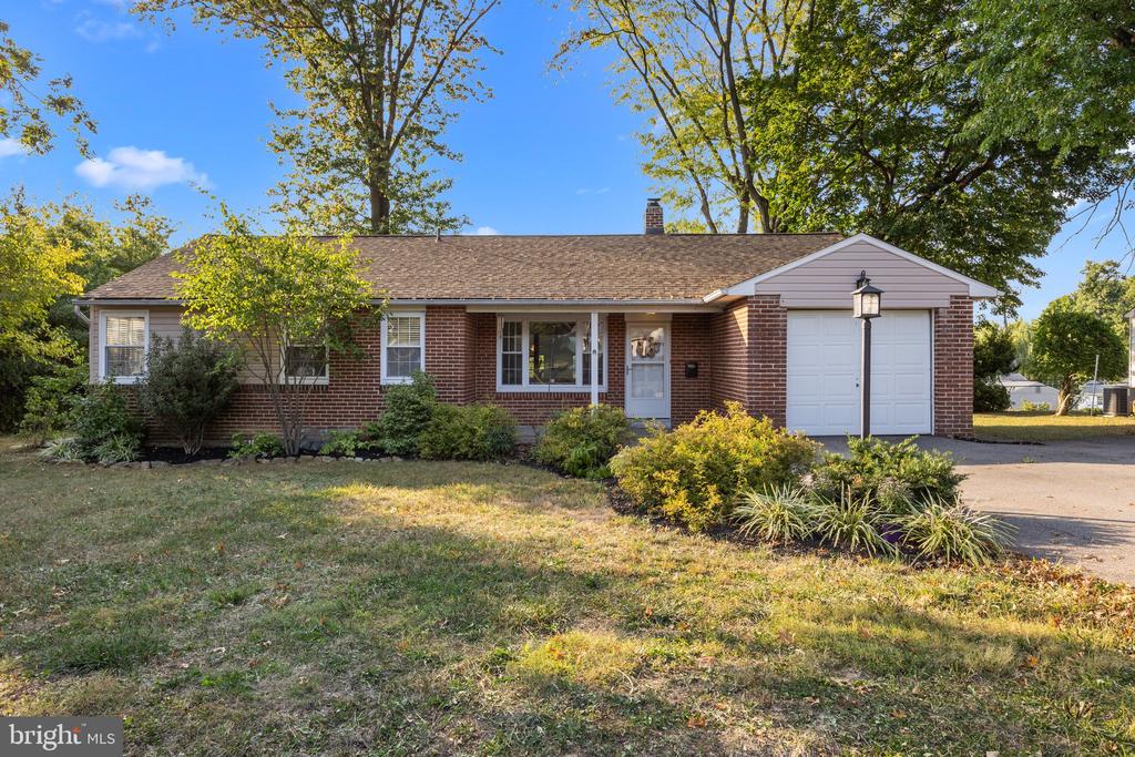 511 HEDGEROW LANE