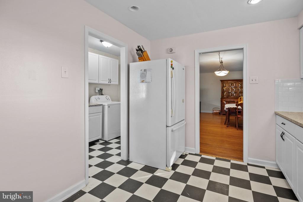 511 HEDGEROW LANE