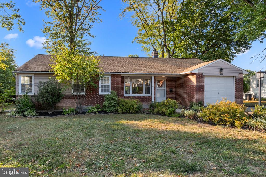 511 HEDGEROW LANE