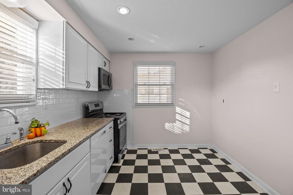 511 HEDGEROW LANE