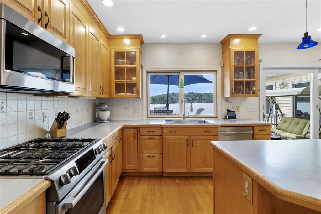 95 Lakeshore Ave