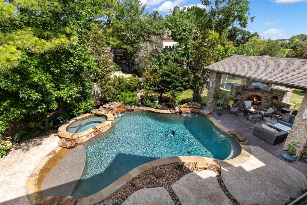 99 W Hullwood Circle