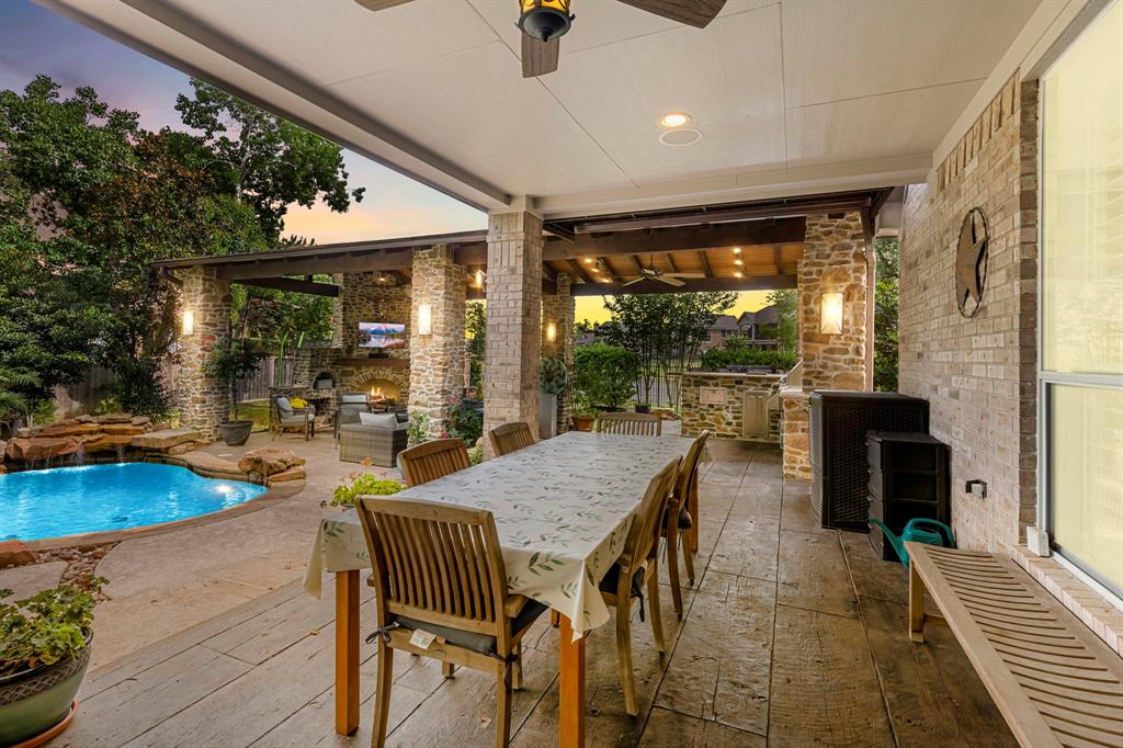 99 W Hullwood Circle