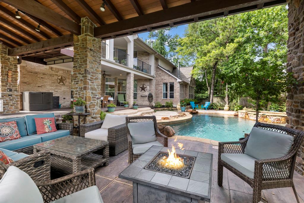 99 W Hullwood Circle