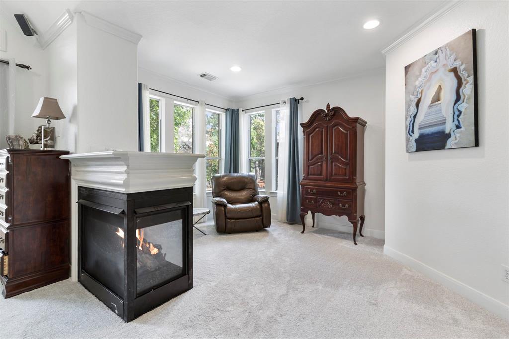 99 W Hullwood Circle