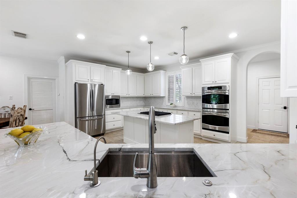 99 W Hullwood Circle