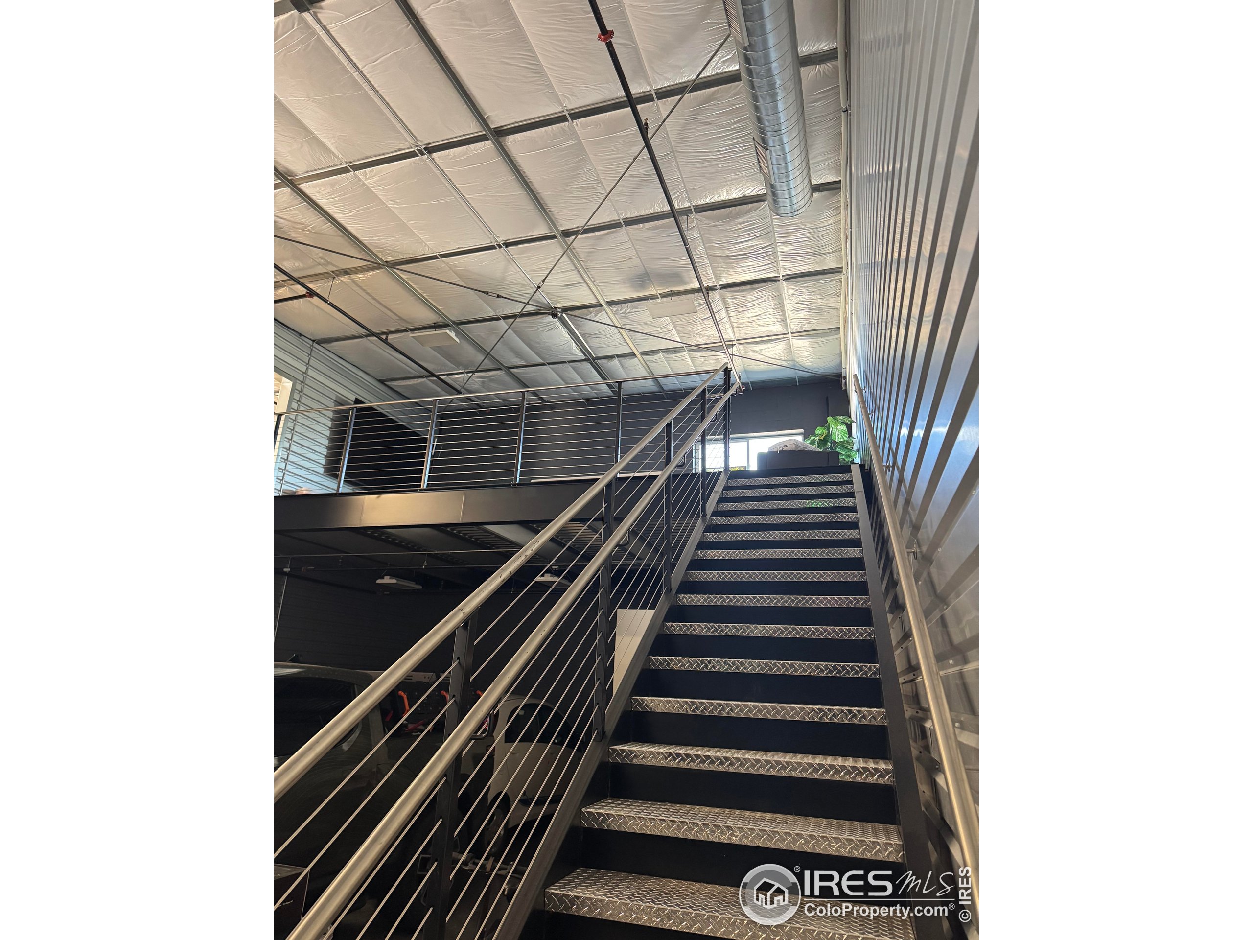 11 NW Frontage Rd 600 & 700-600 & 700