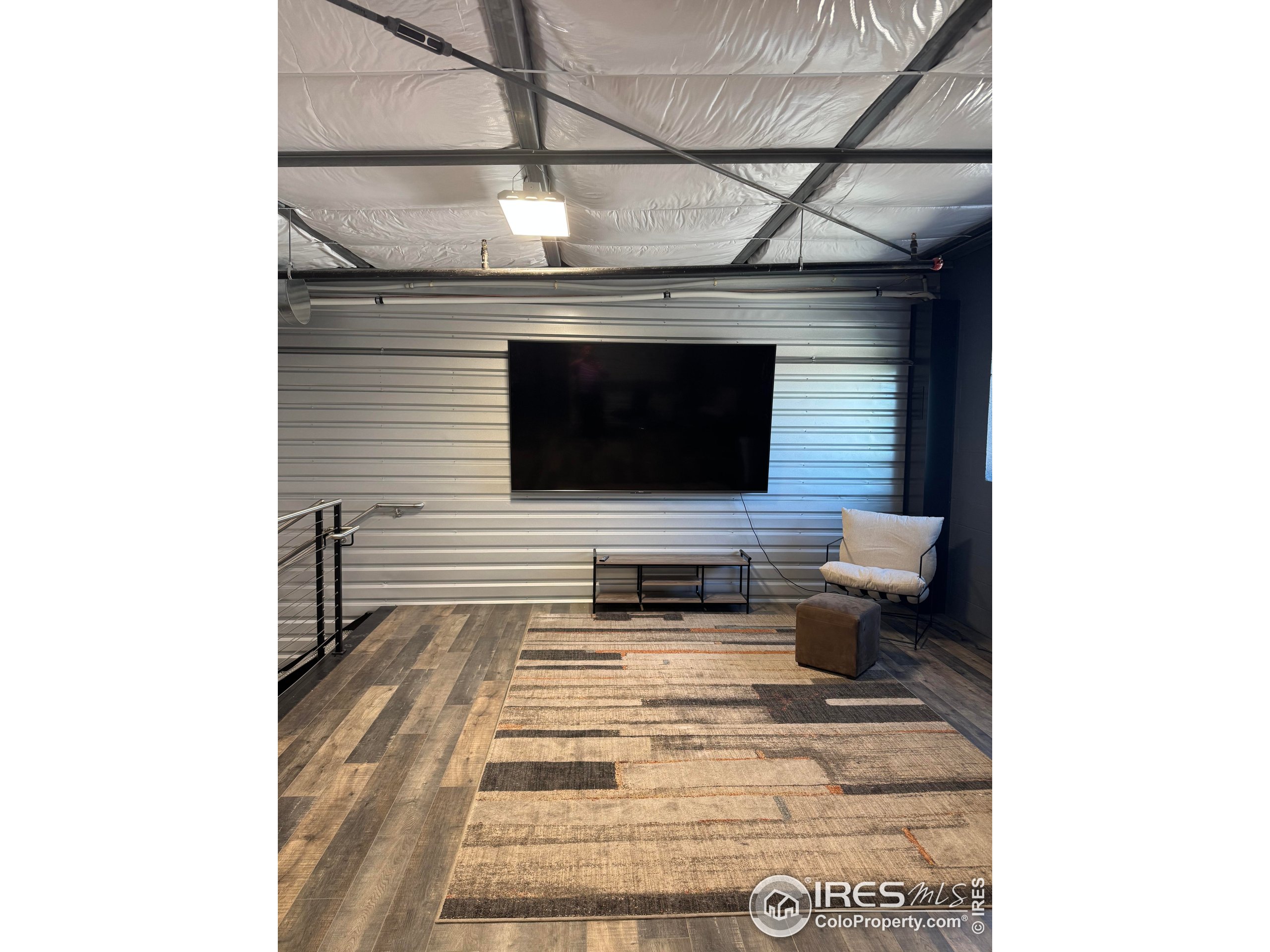 11 NW Frontage Rd 600 & 700-600 & 700