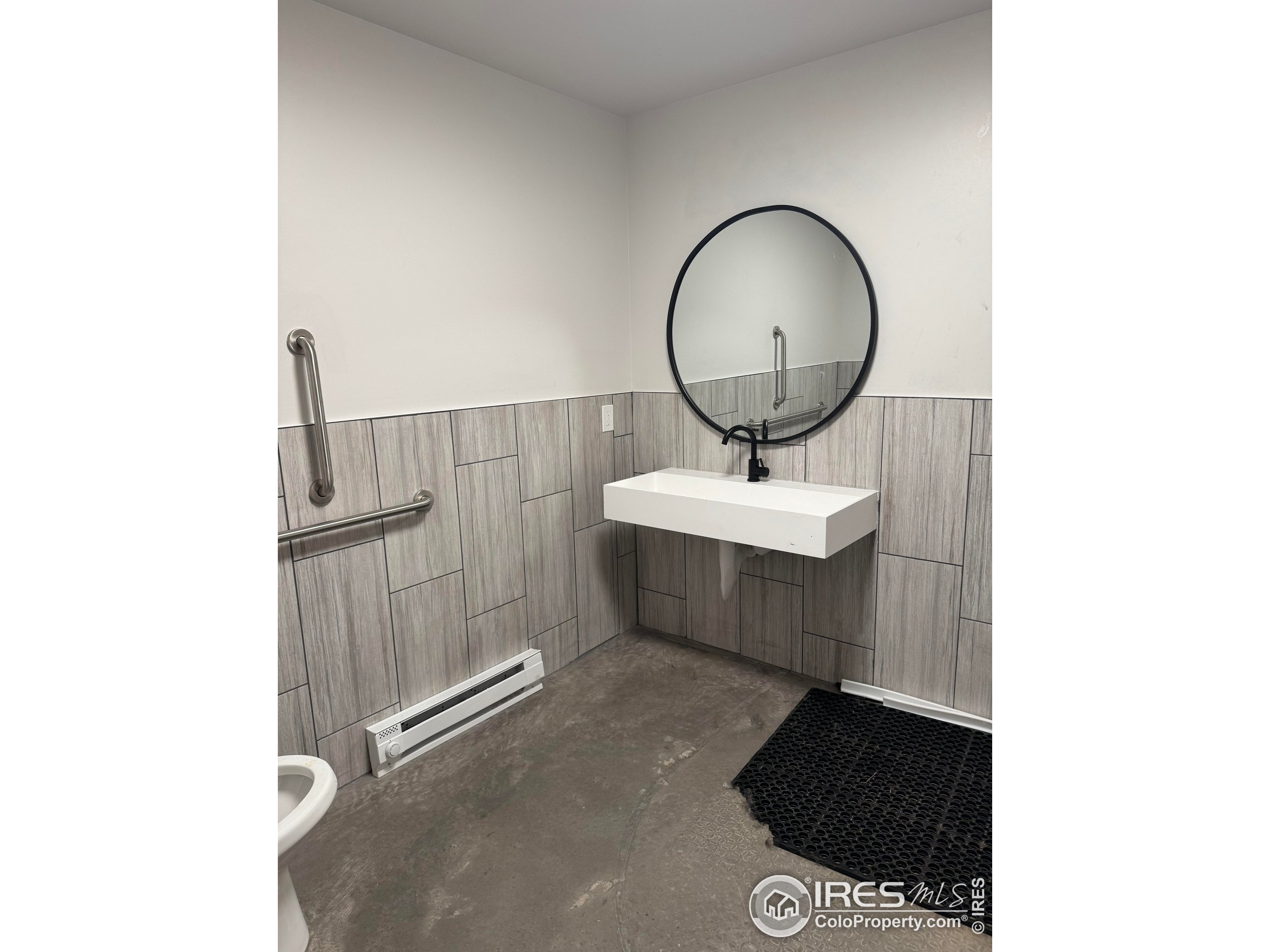 11 NW Frontage Rd 600 & 700-600 & 700