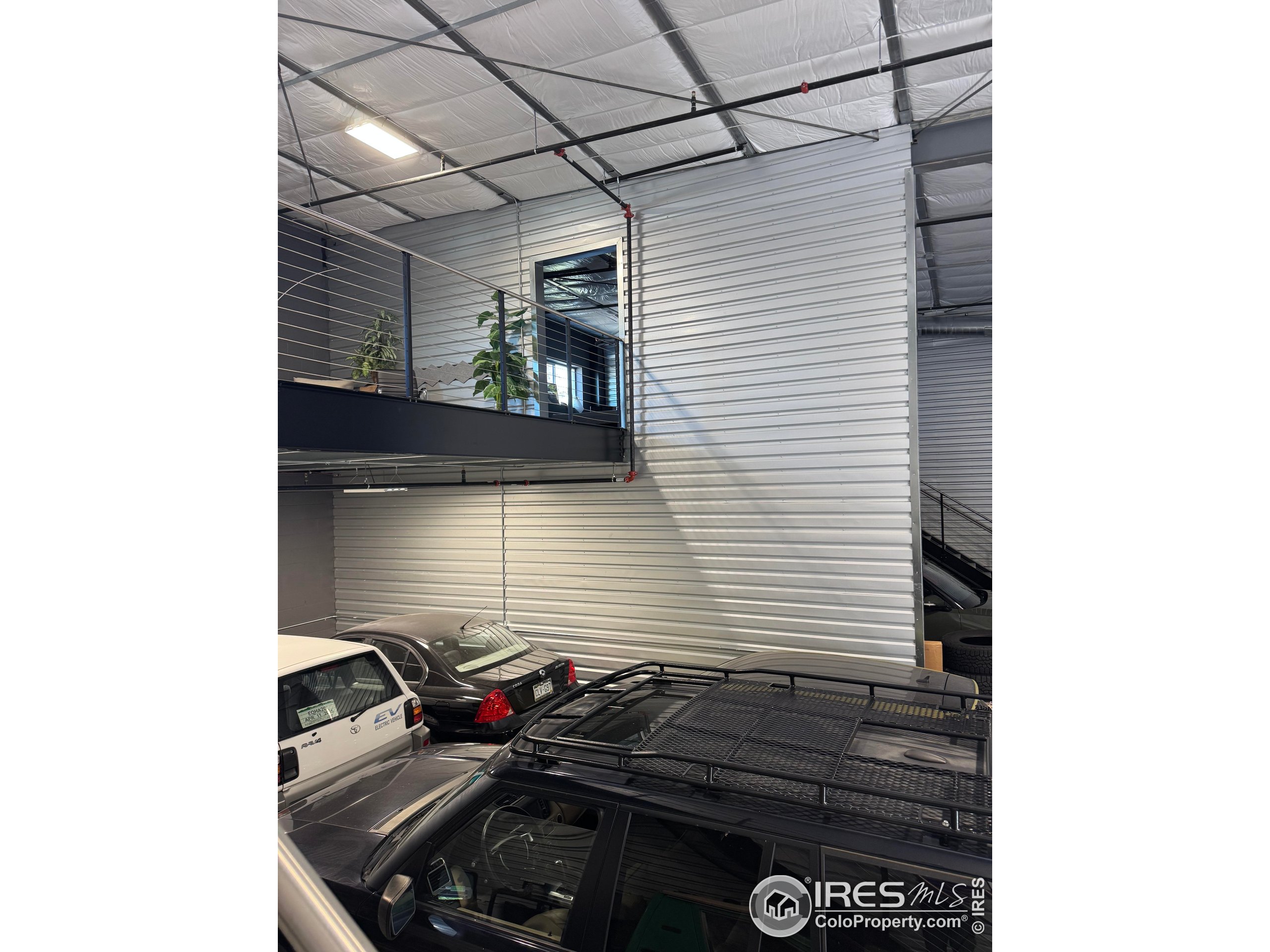 11 NW Frontage Rd 600 & 700-600 & 700