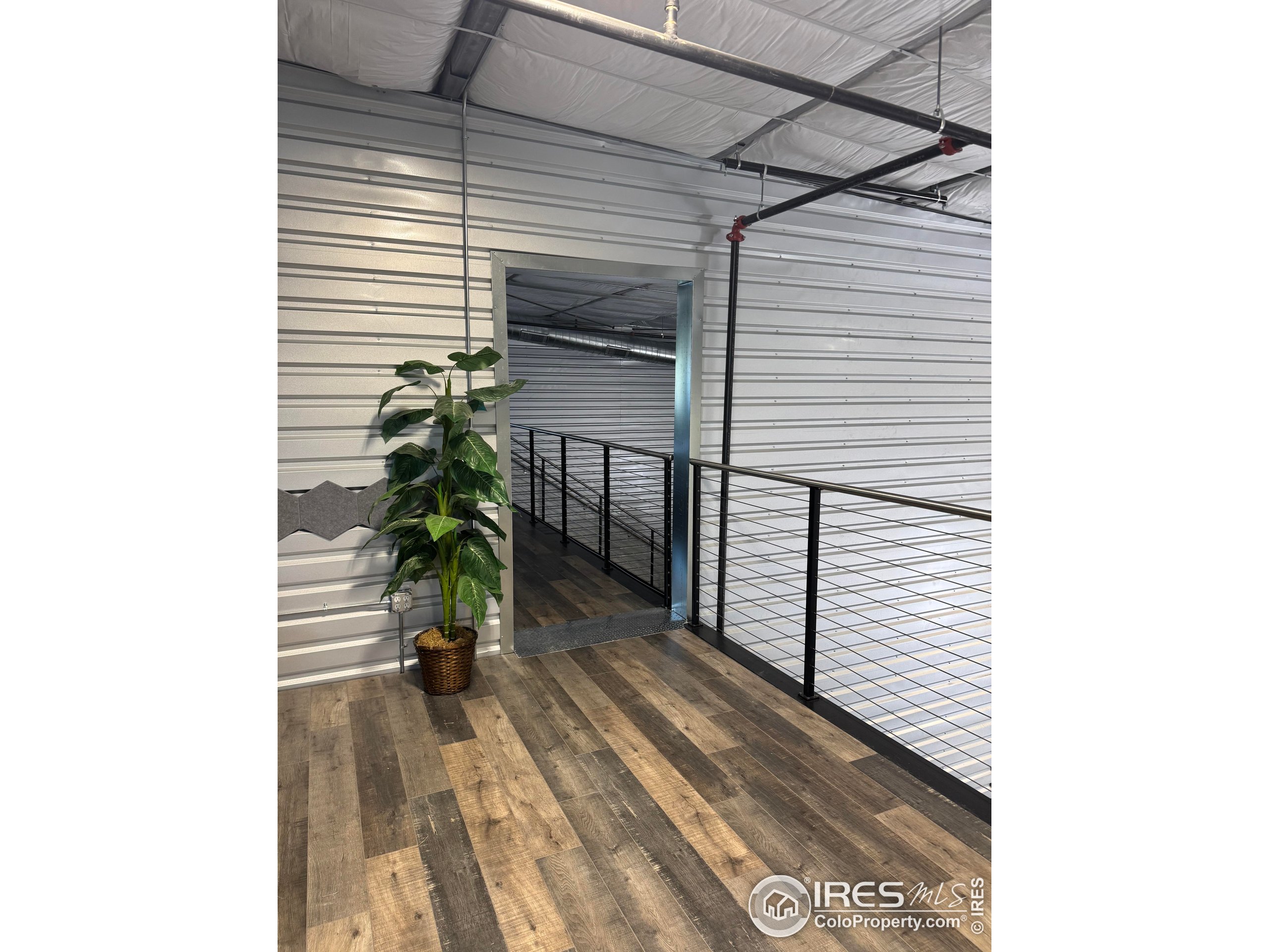 11 NW Frontage Rd 600 & 700-600 & 700