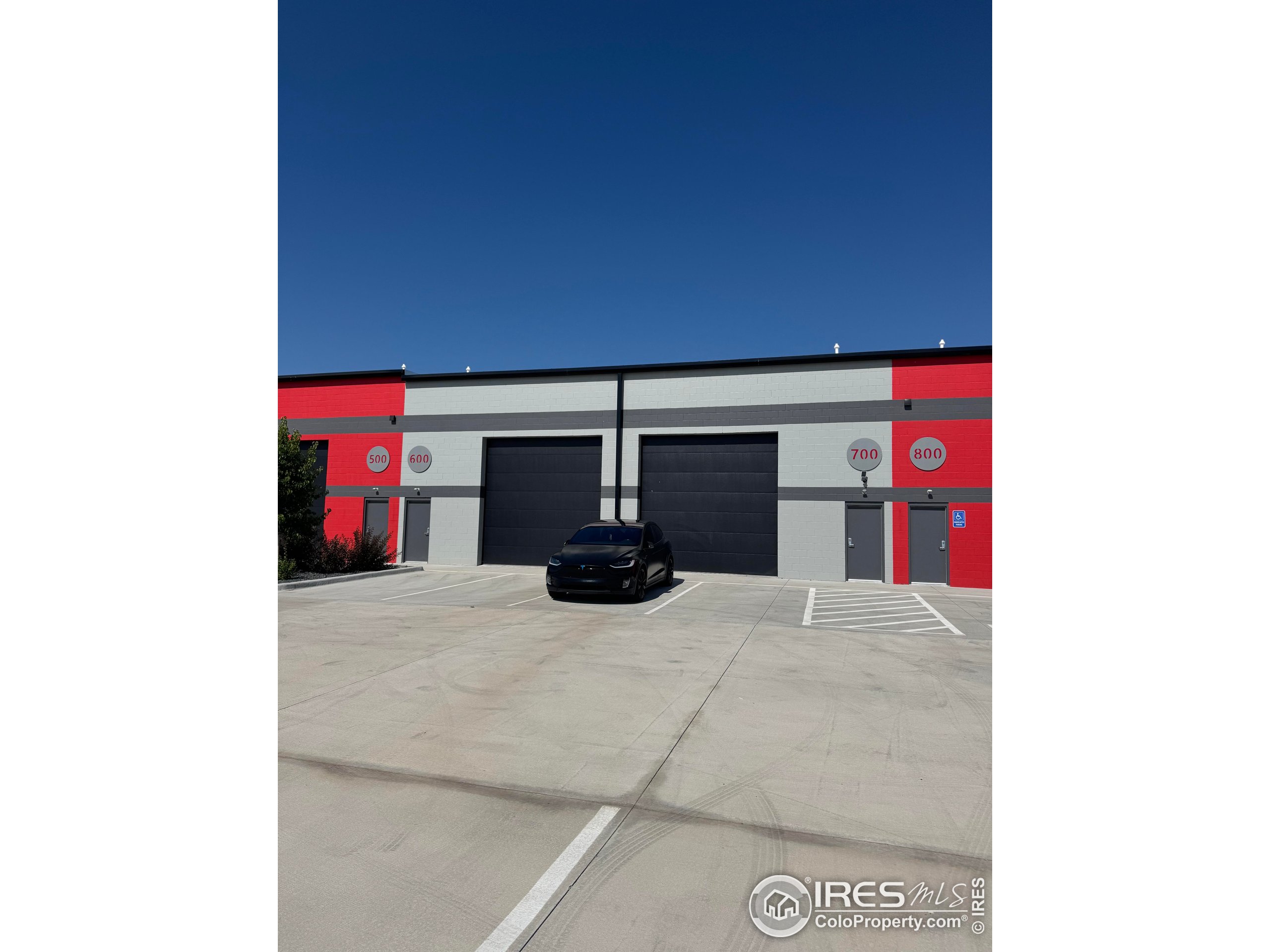 11 NW Frontage Rd 600 & 700-600 & 700