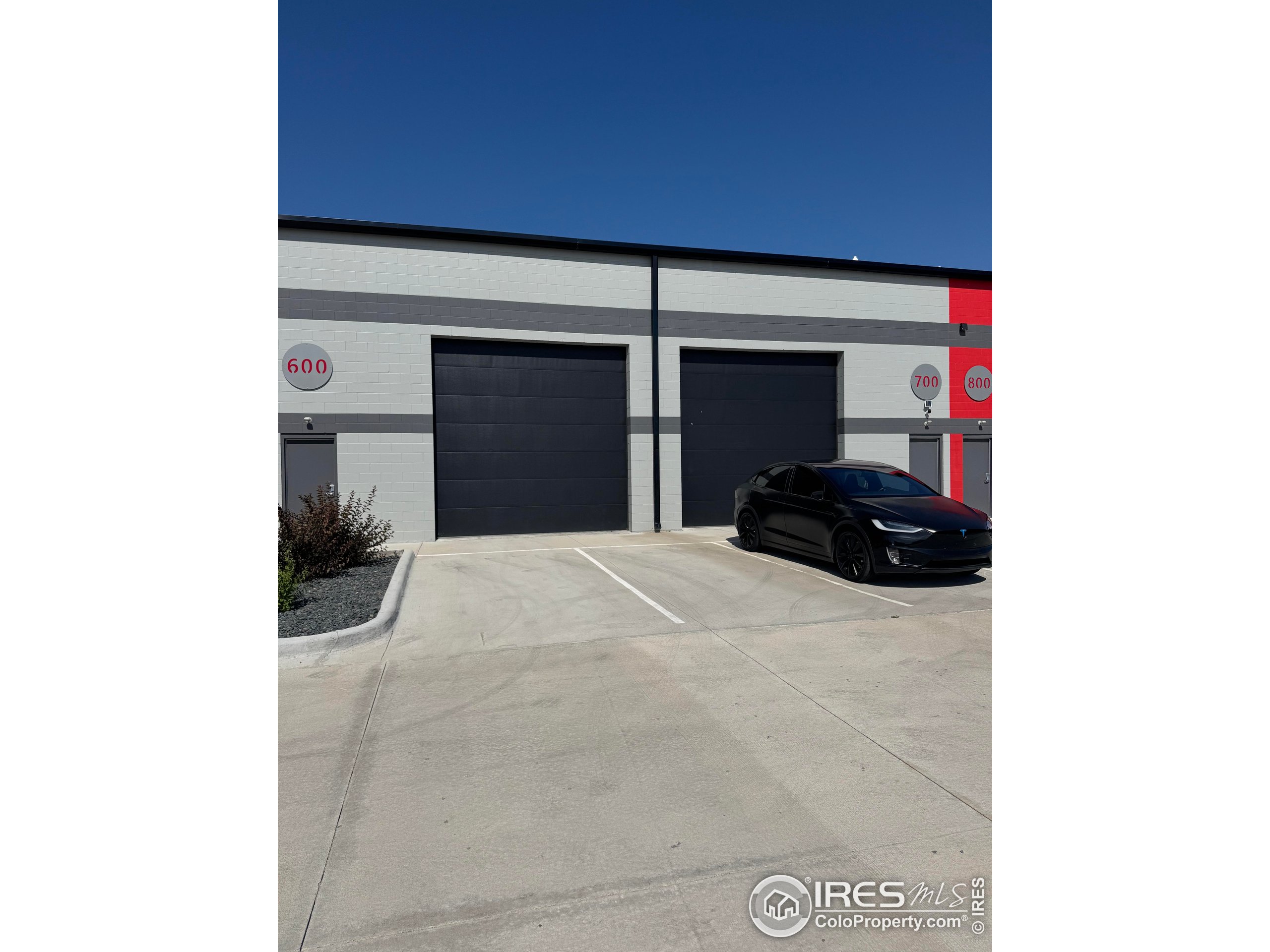 11 NW Frontage Rd 600 & 700-600 & 700