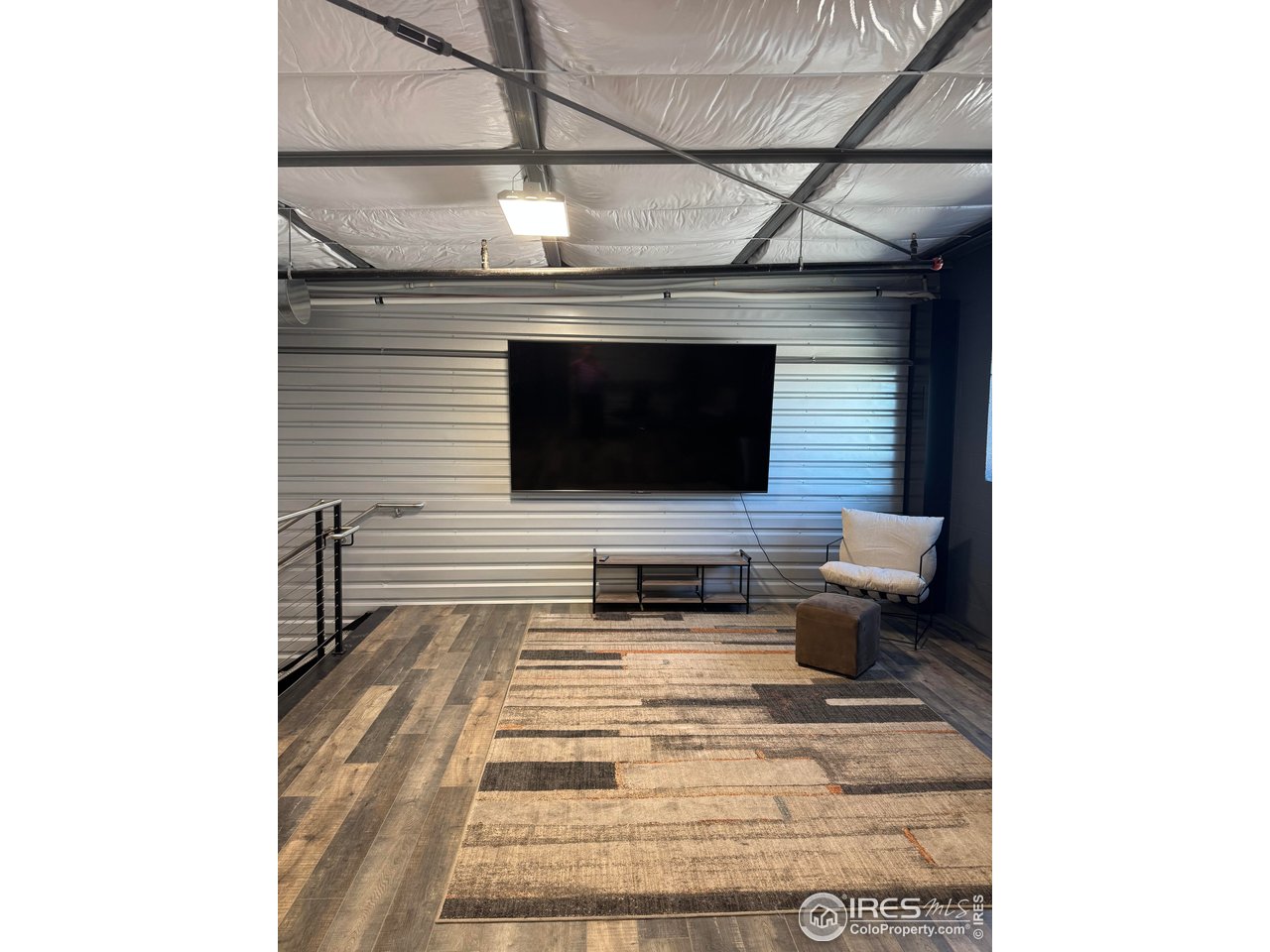 11 NW Frontage Rd 600 & 700-600 & 700